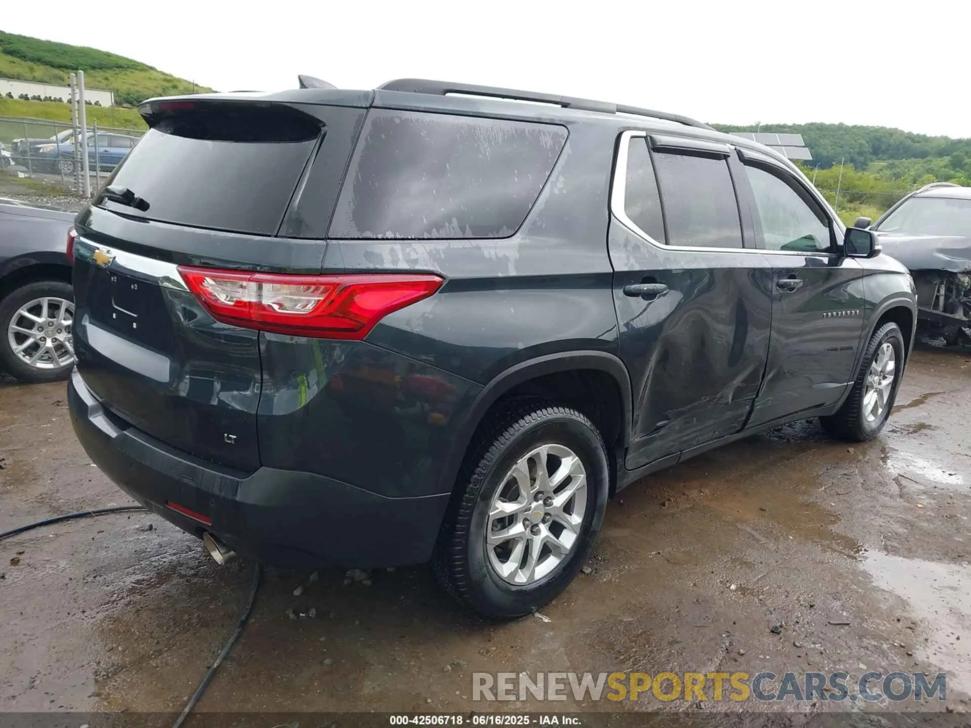 4 Photograph of a damaged car 1GNEVGKW8LJ270715 CHEVROLET TRAVERSE 2020