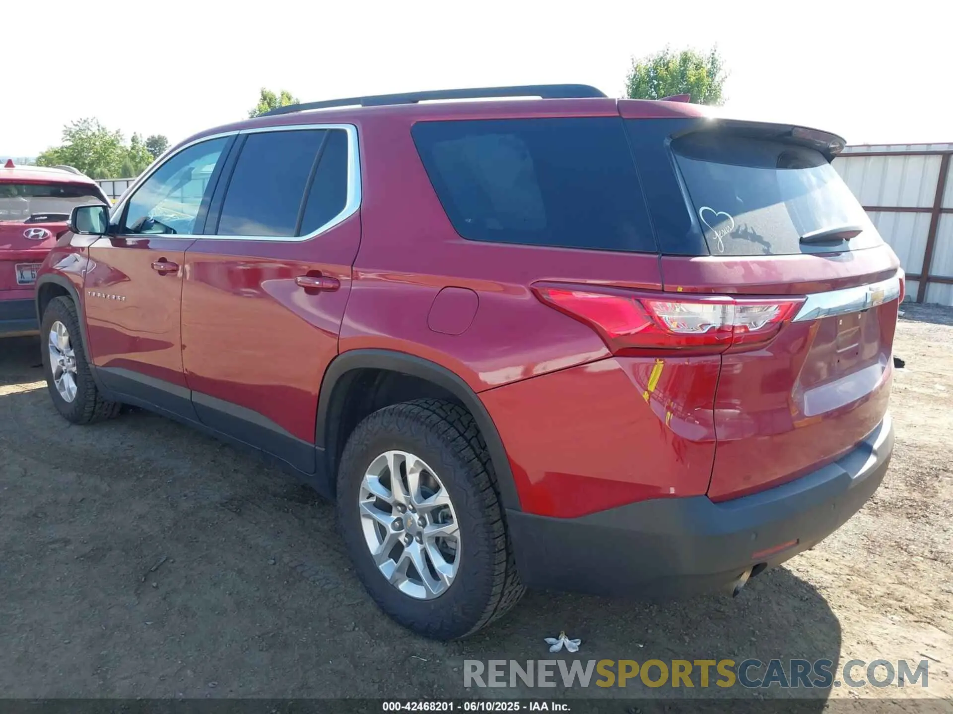 3 Photograph of a damaged car 1GNEVGKWXLJ118564 CHEVROLET TRAVERSE 2020