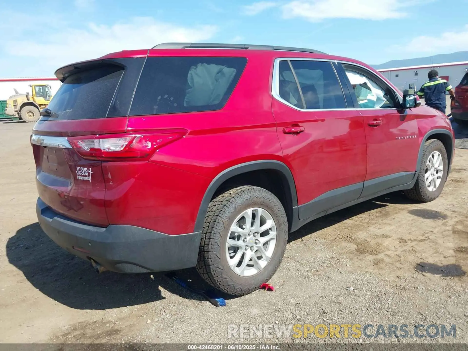 4 Photograph of a damaged car 1GNEVGKWXLJ118564 CHEVROLET TRAVERSE 2020