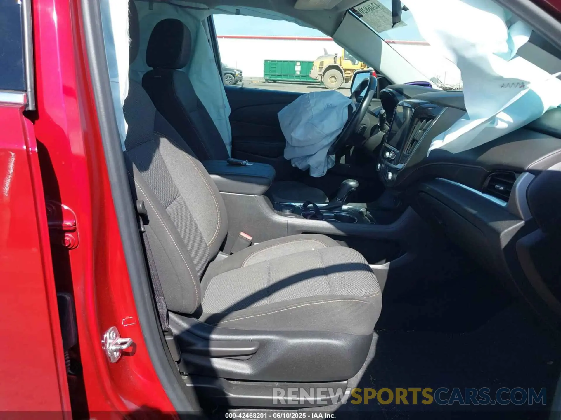 5 Photograph of a damaged car 1GNEVGKWXLJ118564 CHEVROLET TRAVERSE 2020