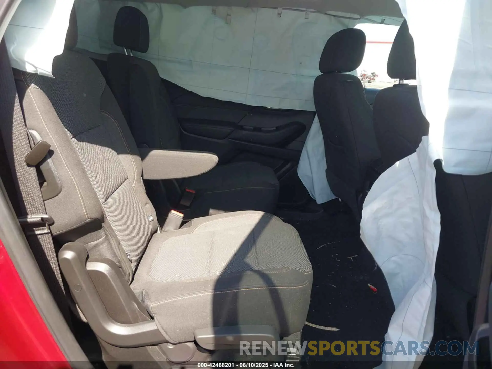 8 Photograph of a damaged car 1GNEVGKWXLJ118564 CHEVROLET TRAVERSE 2020