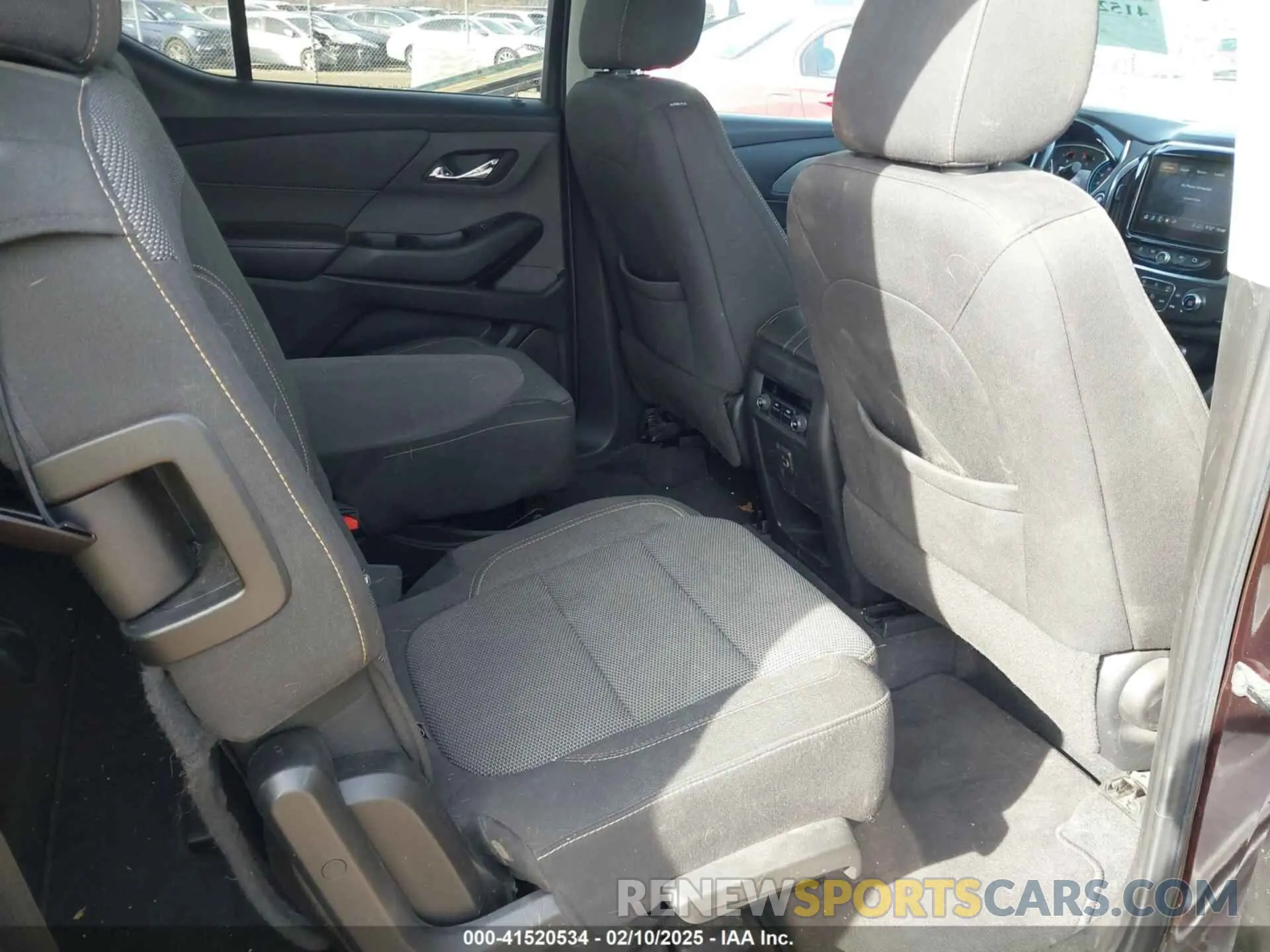 8 Photograph of a damaged car 1GNEVGKWXLJ151077 CHEVROLET TRAVERSE 2020