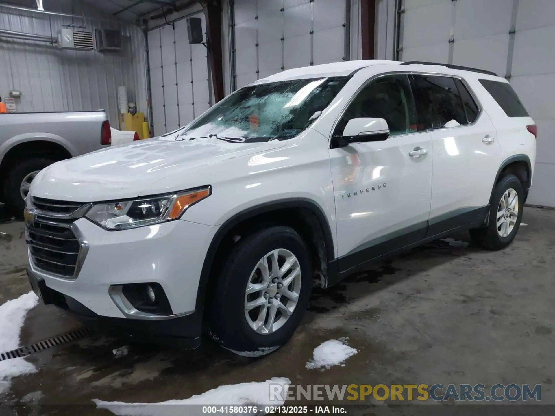 2 Photograph of a damaged car 1GNEVGKWXLJ307361 CHEVROLET TRAVERSE 2020