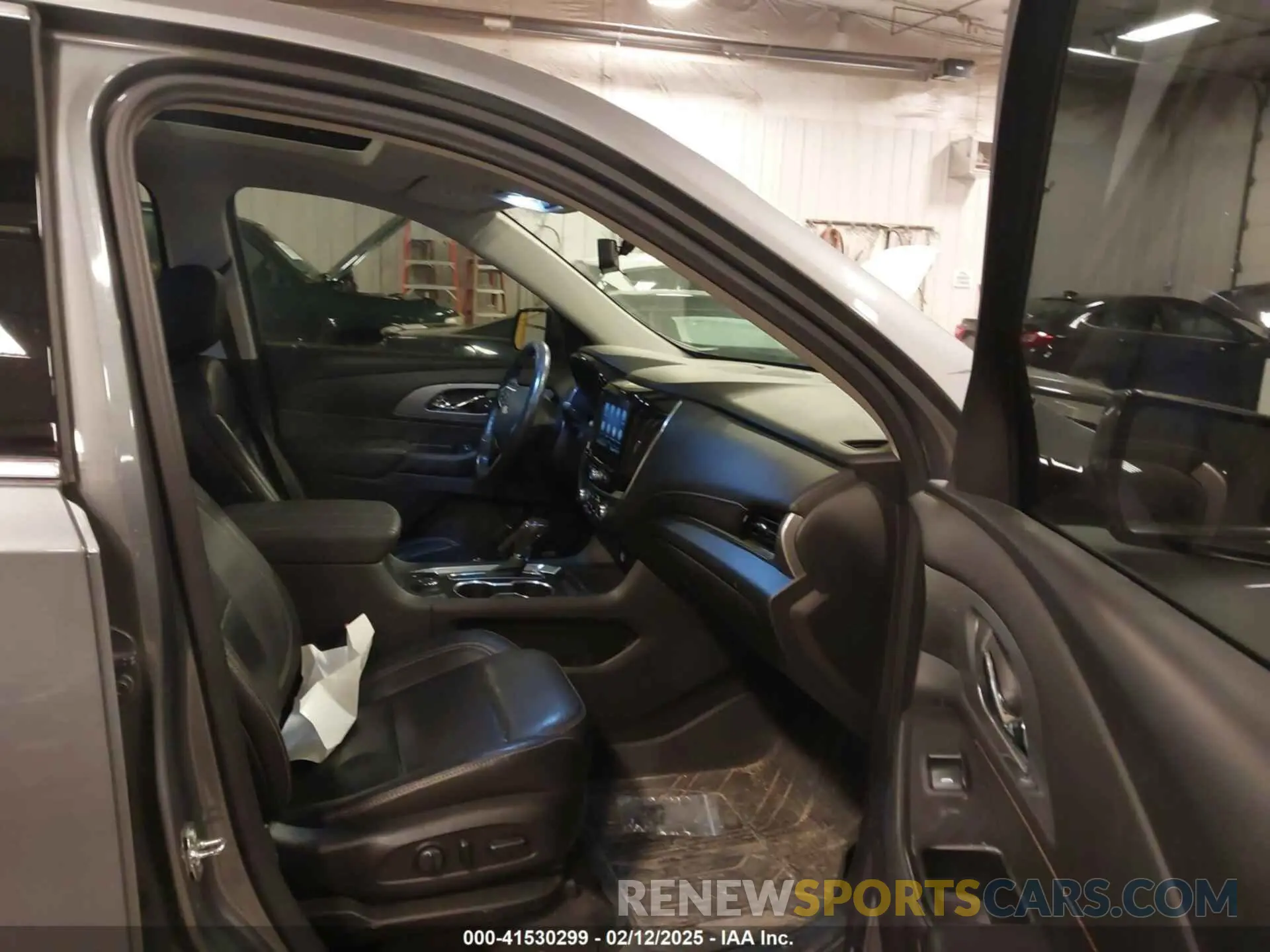5 Photograph of a damaged car 1GNEVHKW2LJ133629 CHEVROLET TRAVERSE 2020