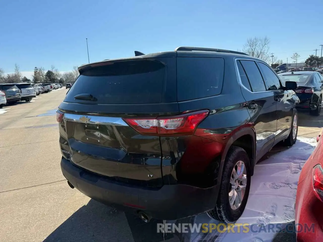 4 Photograph of a damaged car 1GNEVHKW2LJ225288 CHEVROLET TRAVERSE 2020