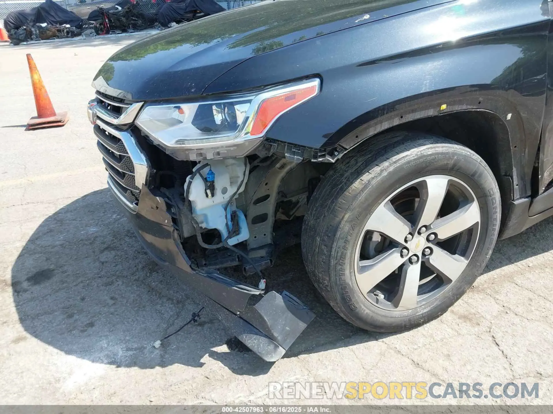 6 Photograph of a damaged car 1GNEVHKW3LJ164808 CHEVROLET TRAVERSE 2020