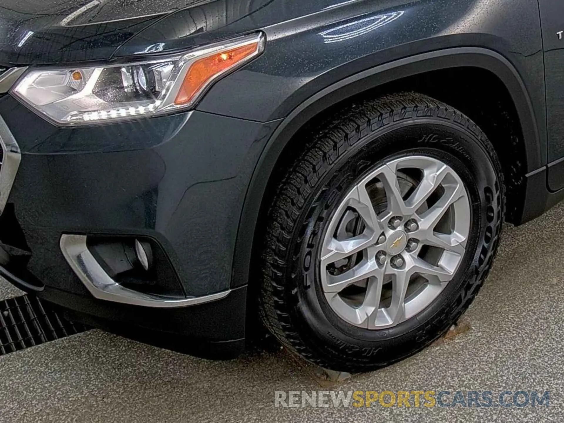 17 Photograph of a damaged car 1GNEVHKW3LJ189501 CHEVROLET TRAVERSE 2020