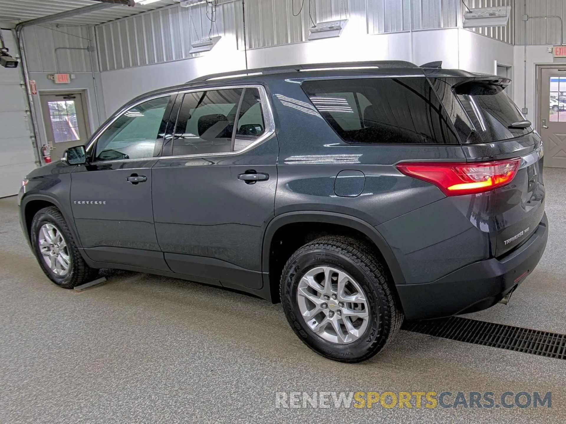 2 Photograph of a damaged car 1GNEVHKW3LJ189501 CHEVROLET TRAVERSE 2020