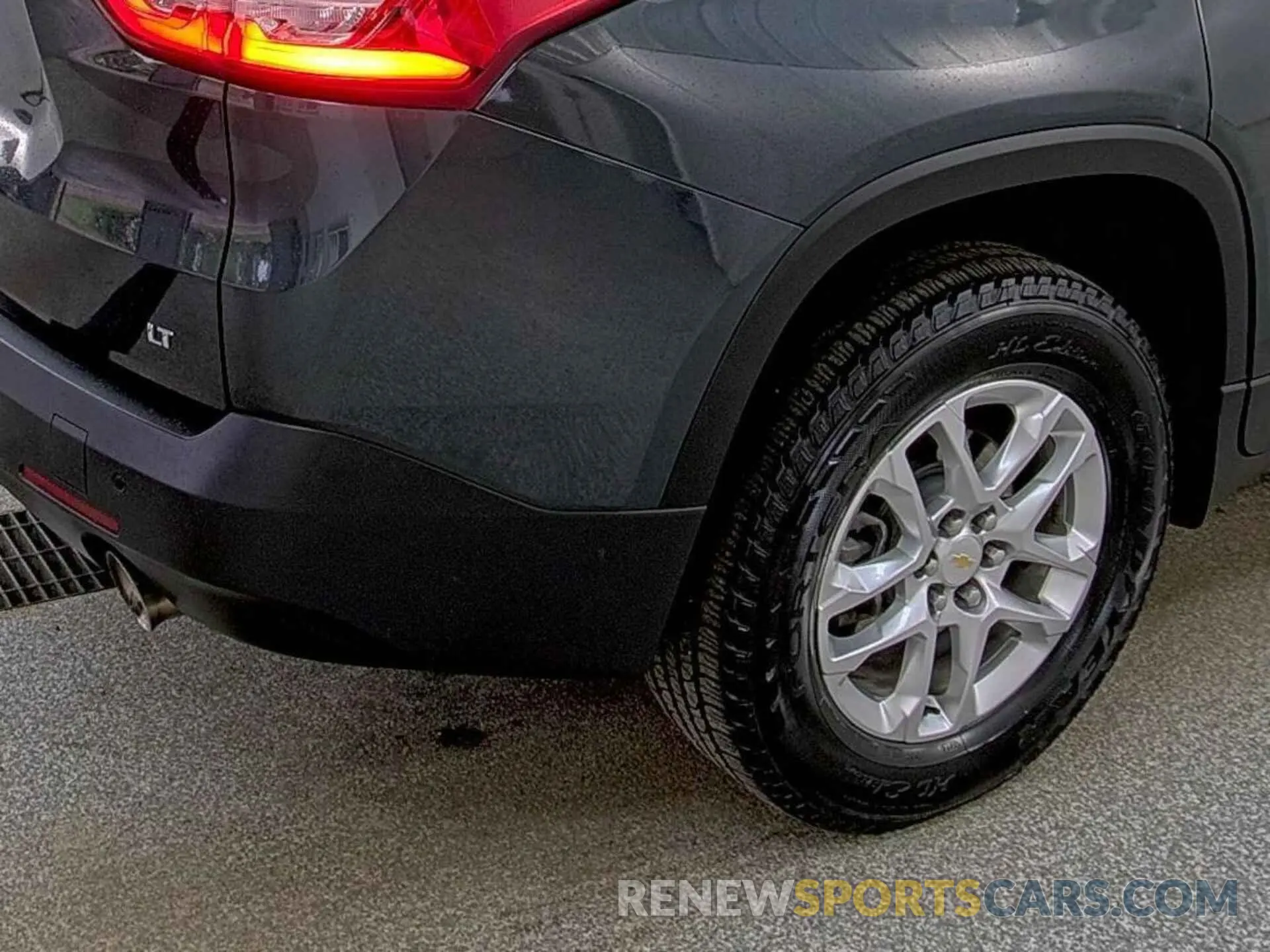 21 Photograph of a damaged car 1GNEVHKW3LJ189501 CHEVROLET TRAVERSE 2020