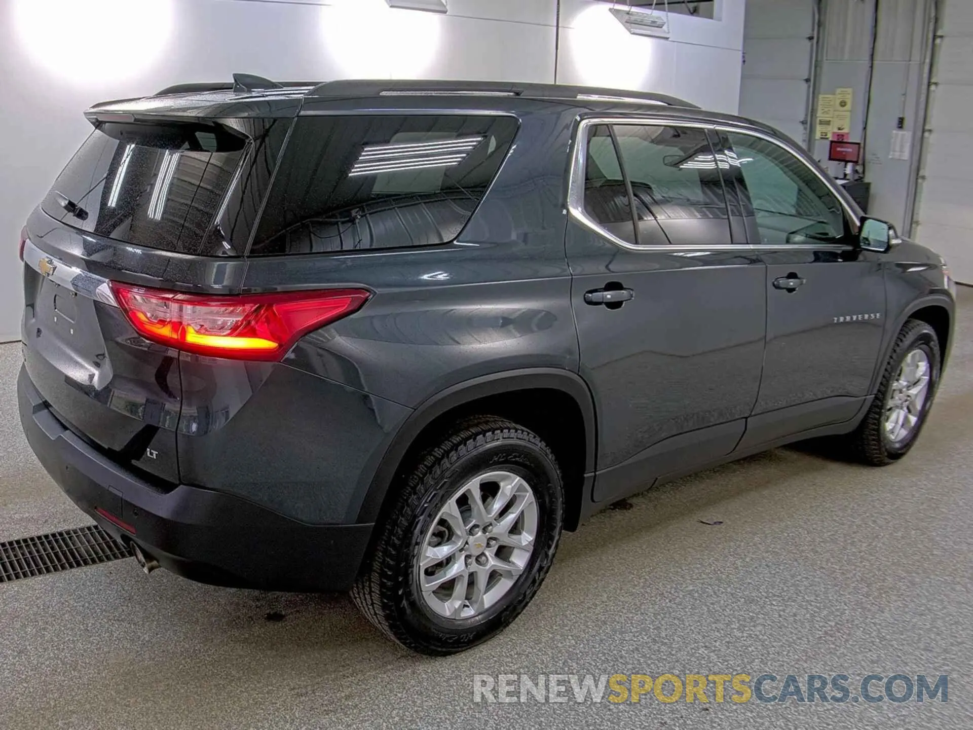 29 Photograph of a damaged car 1GNEVHKW3LJ189501 CHEVROLET TRAVERSE 2020