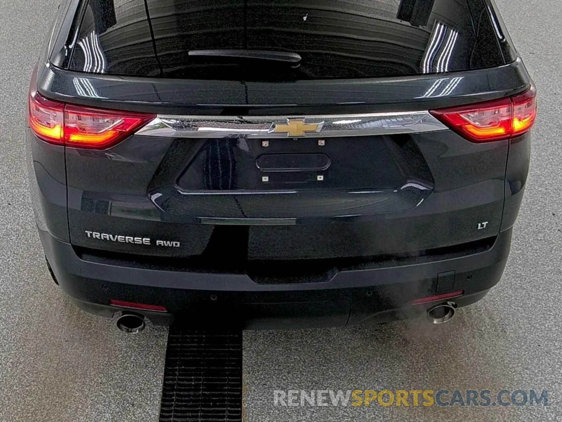 30 Photograph of a damaged car 1GNEVHKW3LJ189501 CHEVROLET TRAVERSE 2020