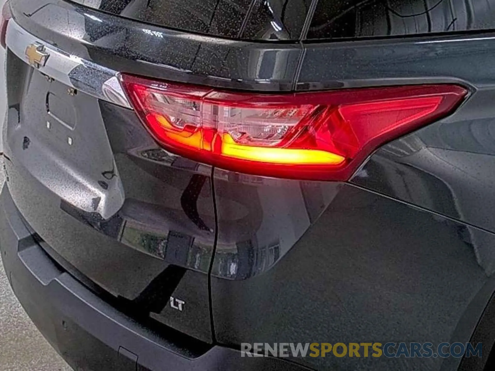 4 Photograph of a damaged car 1GNEVHKW3LJ189501 CHEVROLET TRAVERSE 2020