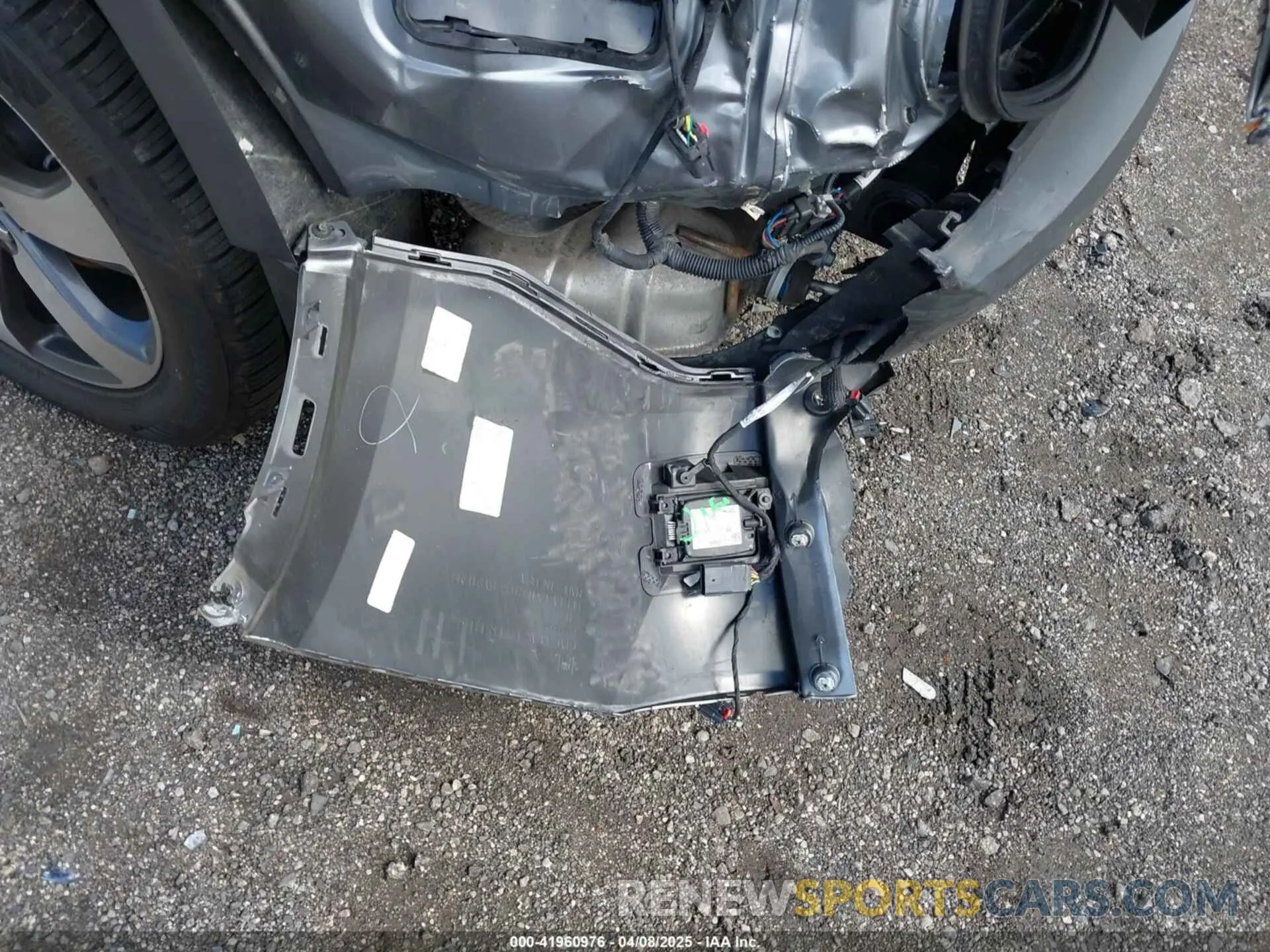 12 Photograph of a damaged car 1GNEVHKW4LJ252184 CHEVROLET TRAVERSE 2020