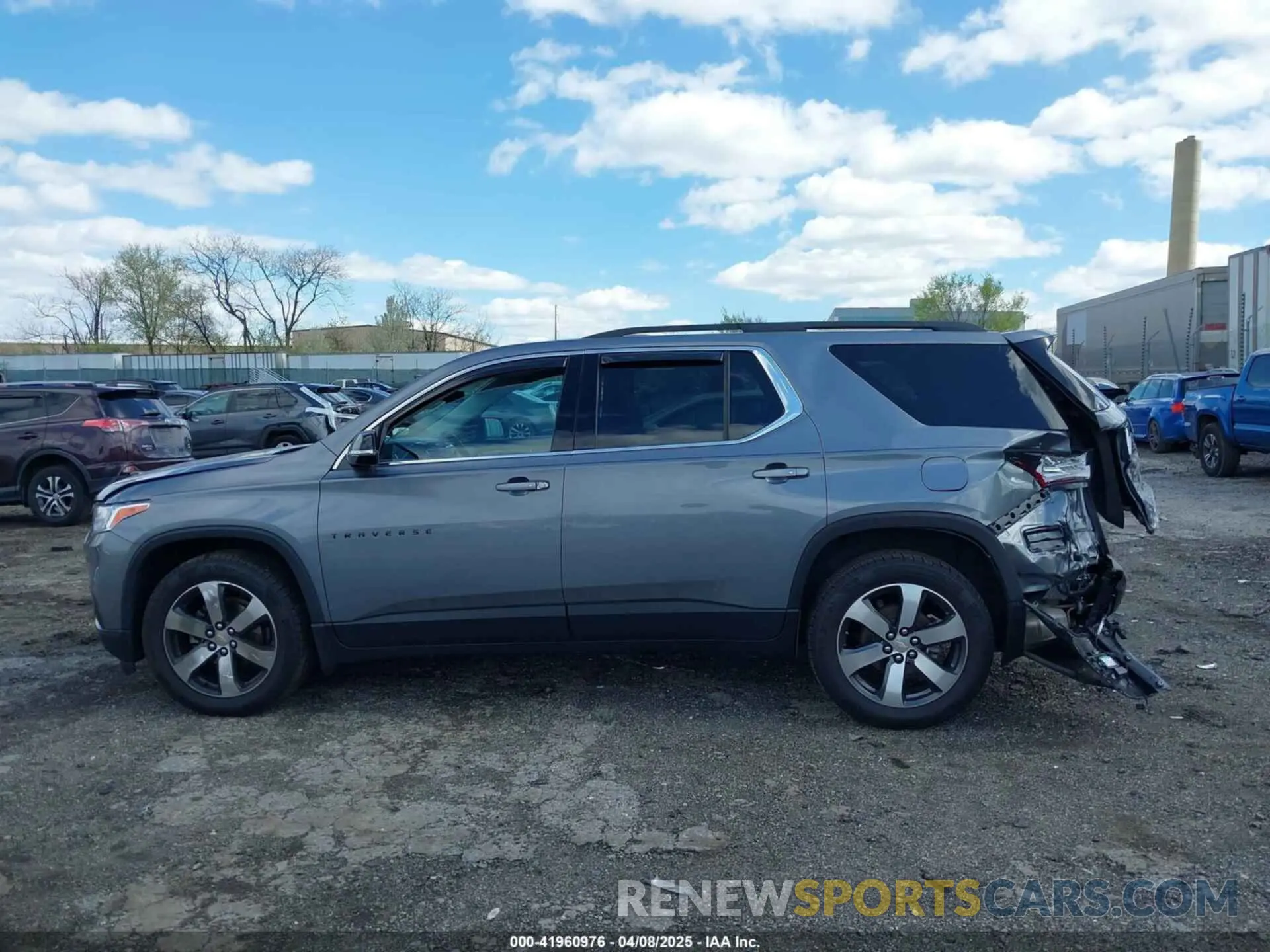 15 Photograph of a damaged car 1GNEVHKW4LJ252184 CHEVROLET TRAVERSE 2020