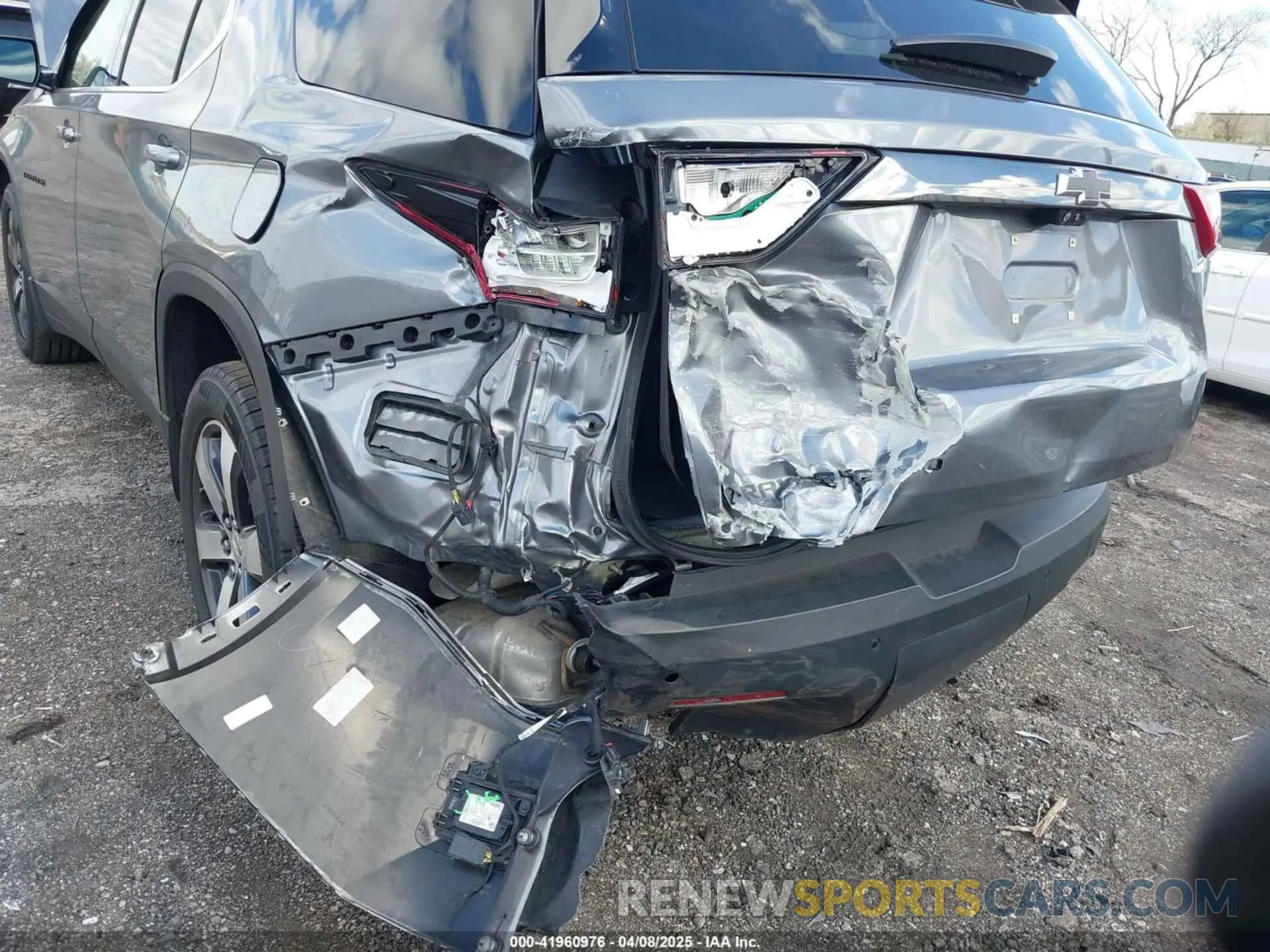 18 Photograph of a damaged car 1GNEVHKW4LJ252184 CHEVROLET TRAVERSE 2020