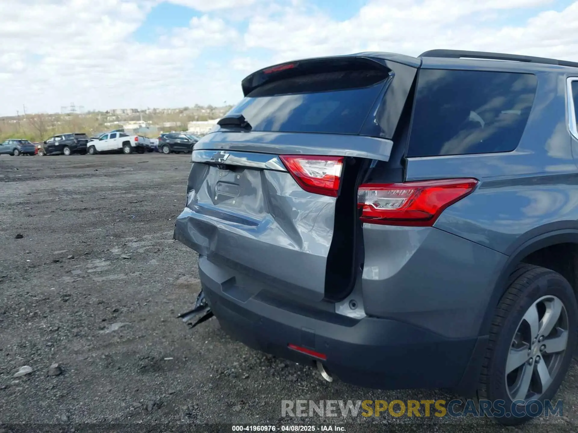 19 Photograph of a damaged car 1GNEVHKW4LJ252184 CHEVROLET TRAVERSE 2020