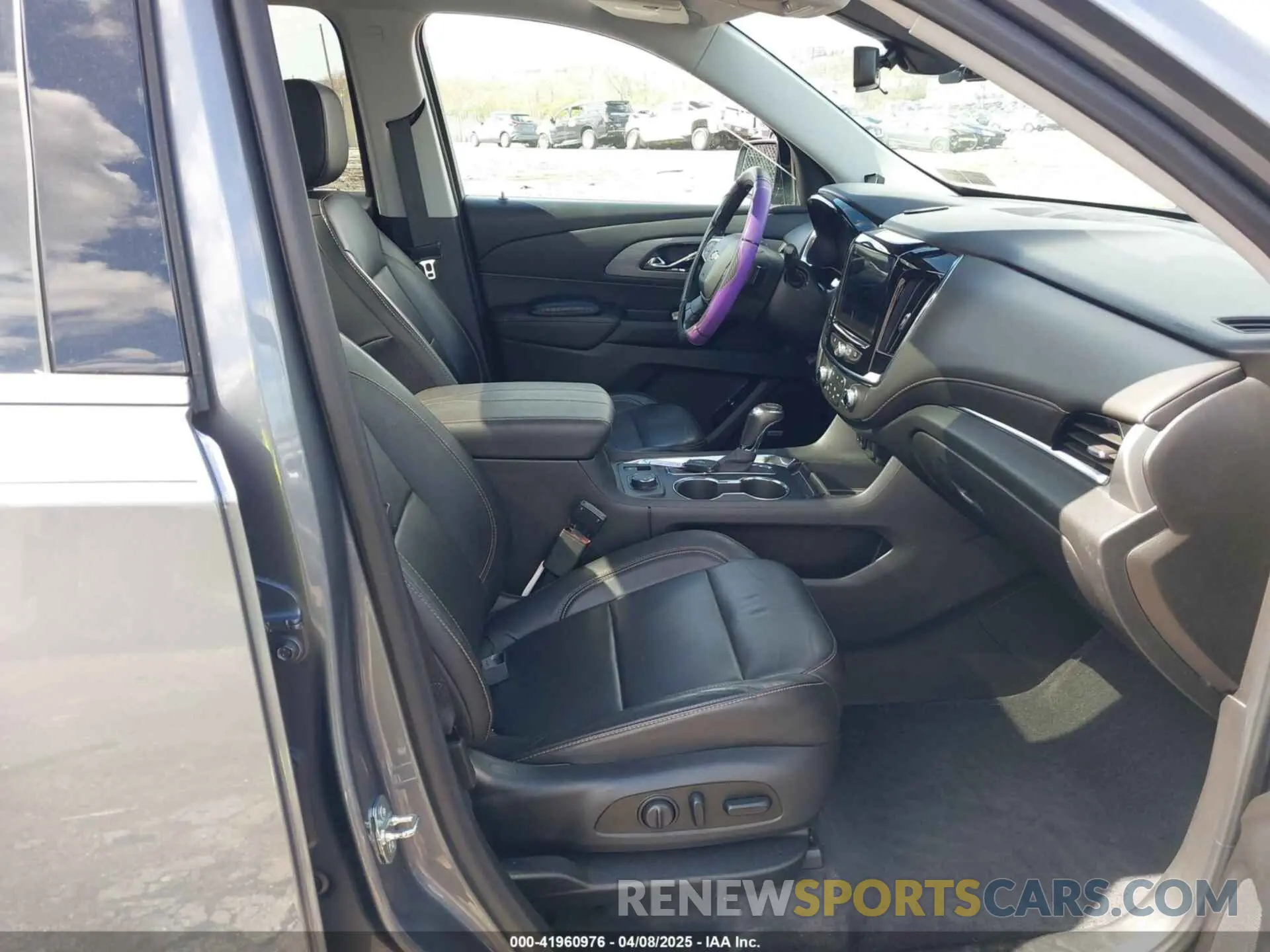 5 Photograph of a damaged car 1GNEVHKW4LJ252184 CHEVROLET TRAVERSE 2020