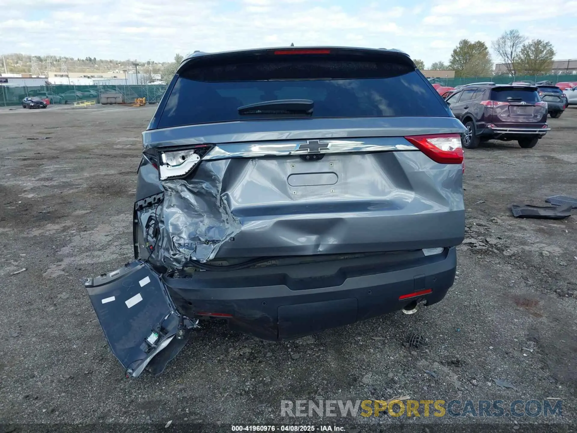 6 Photograph of a damaged car 1GNEVHKW4LJ252184 CHEVROLET TRAVERSE 2020