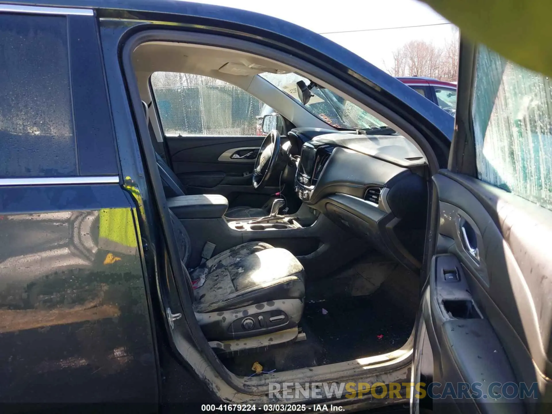 5 Photograph of a damaged car 1GNEVHKW5LJ181500 CHEVROLET TRAVERSE 2020
