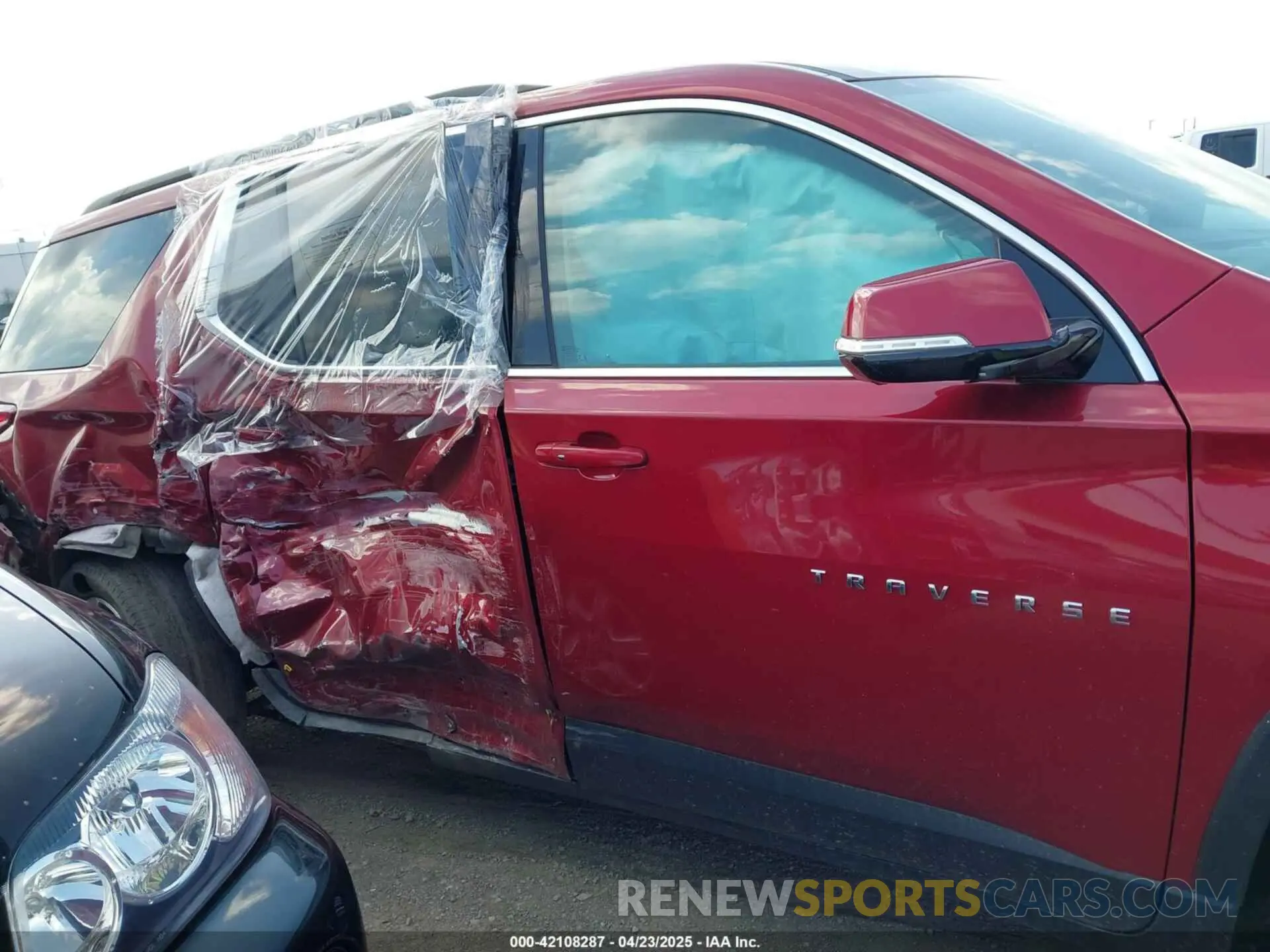 13 Photograph of a damaged car 1GNEVHKW5LJ212048 CHEVROLET TRAVERSE 2020