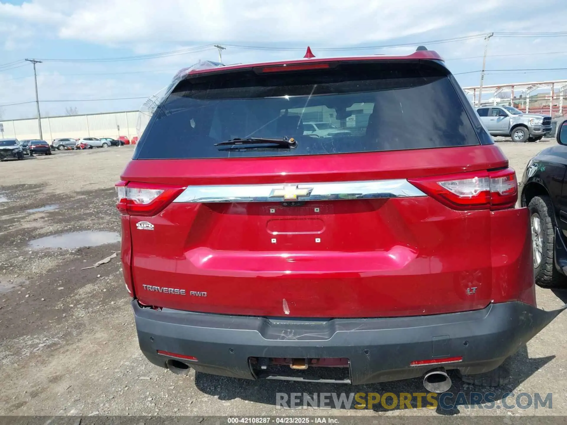 16 Photograph of a damaged car 1GNEVHKW5LJ212048 CHEVROLET TRAVERSE 2020