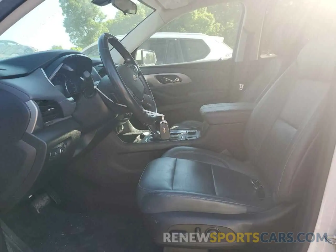 7 Photograph of a damaged car 1GNEVHKW5LJ326146 CHEVROLET TRAVERSE 2020