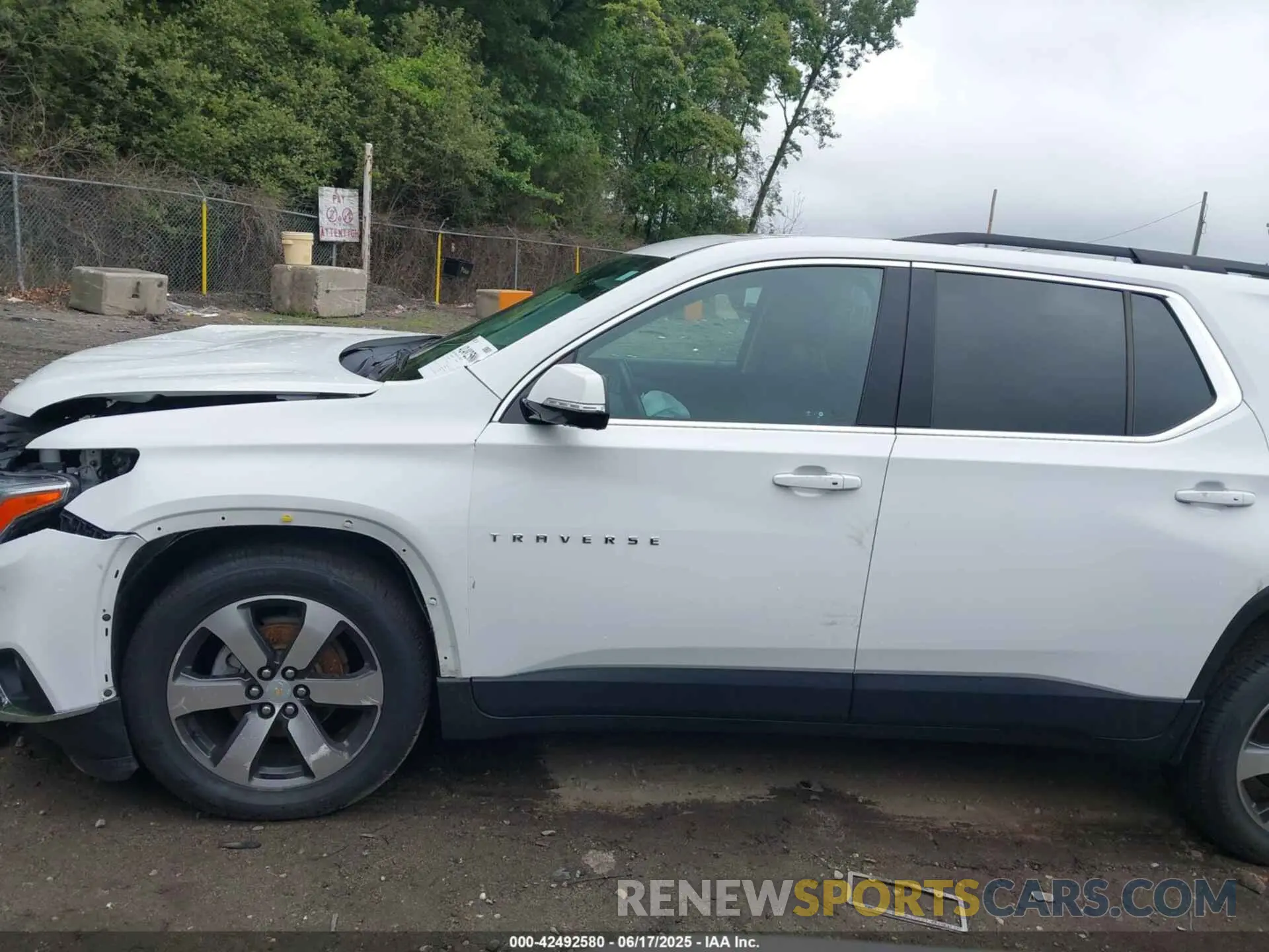 15 Photograph of a damaged car 1GNEVHKW8LJ156087 CHEVROLET TRAVERSE 2020