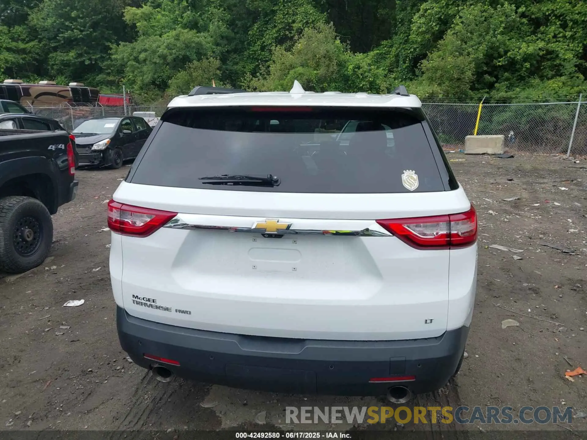 17 Photograph of a damaged car 1GNEVHKW8LJ156087 CHEVROLET TRAVERSE 2020