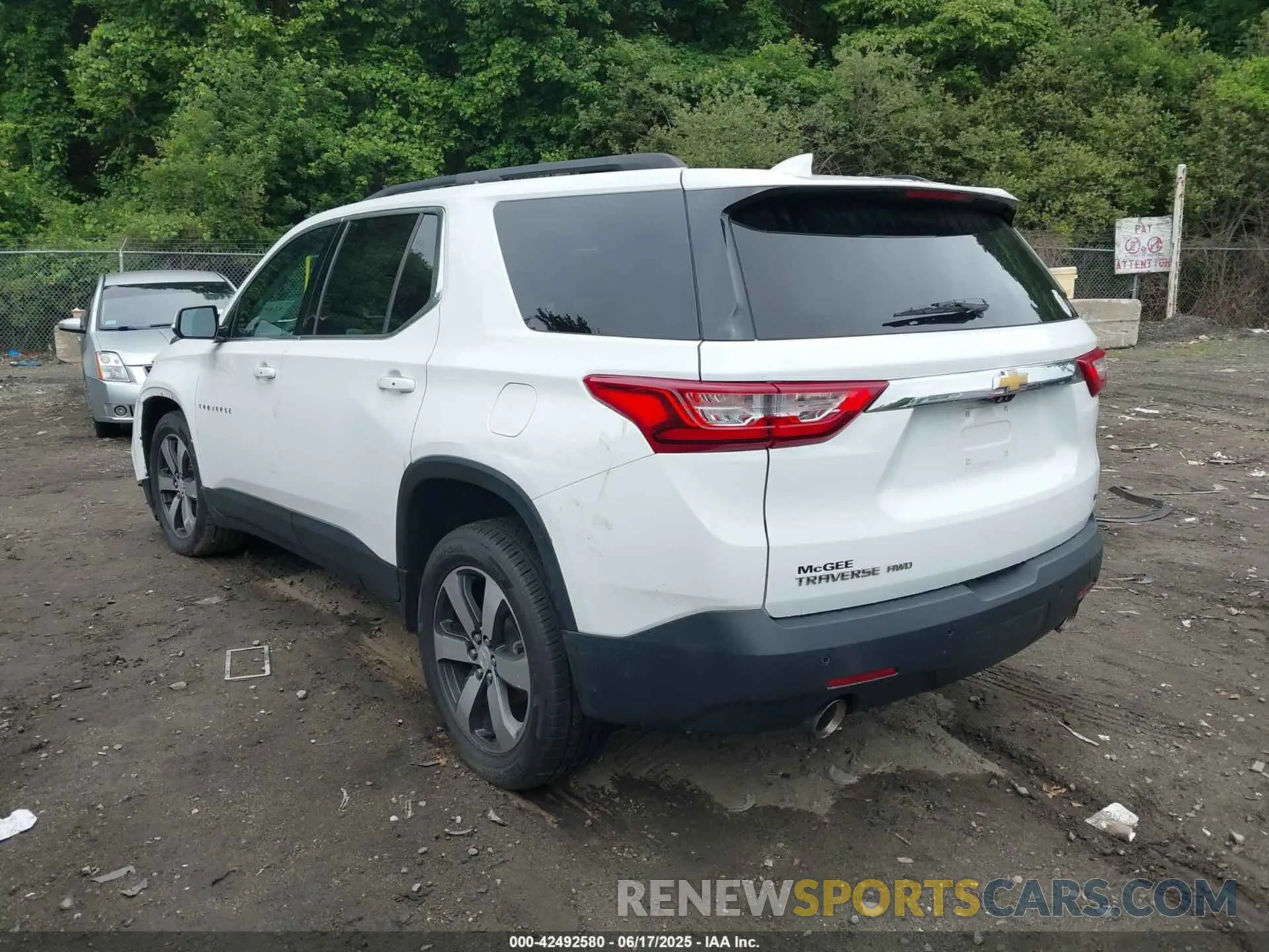 3 Photograph of a damaged car 1GNEVHKW8LJ156087 CHEVROLET TRAVERSE 2020