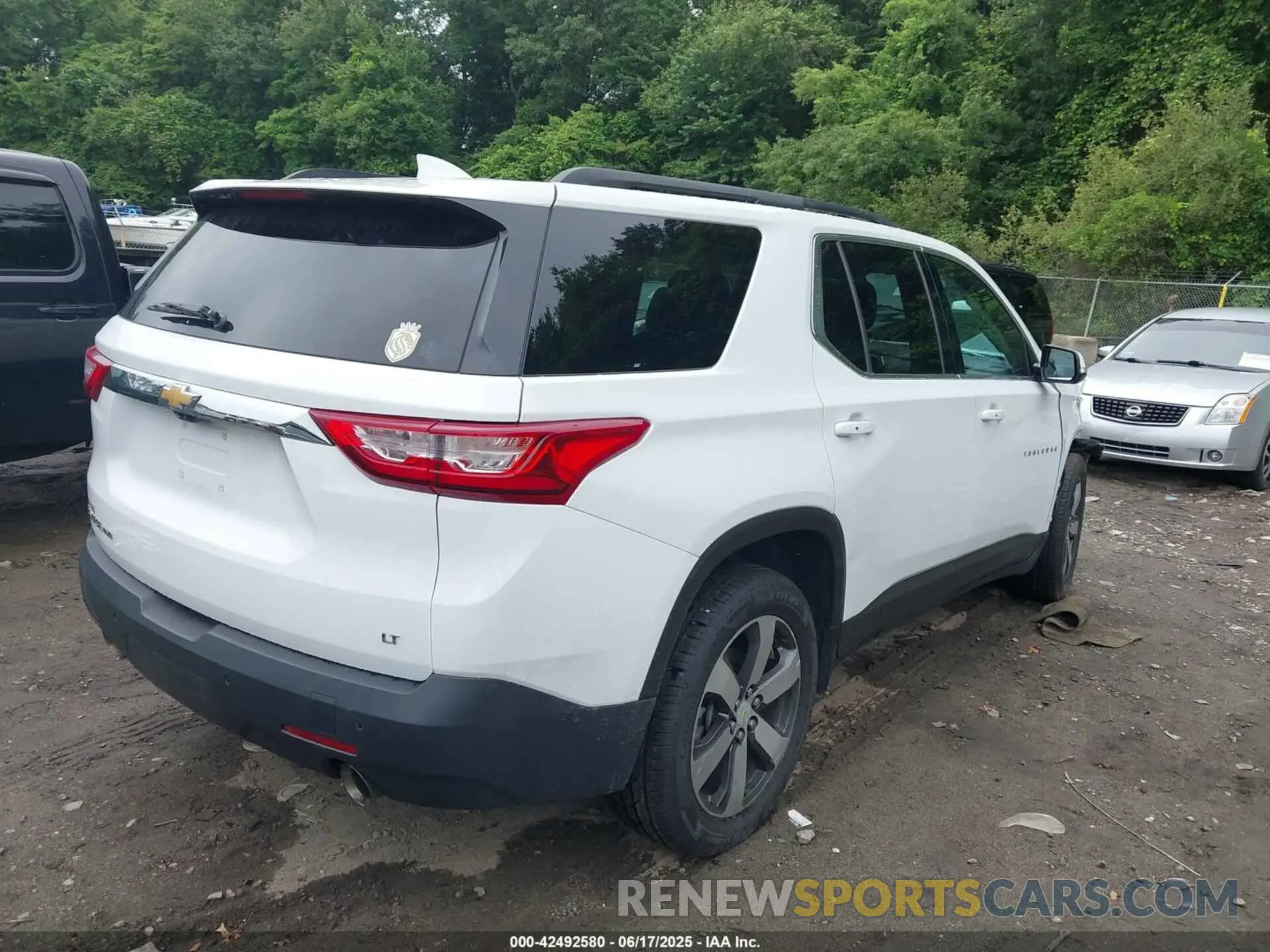 4 Photograph of a damaged car 1GNEVHKW8LJ156087 CHEVROLET TRAVERSE 2020