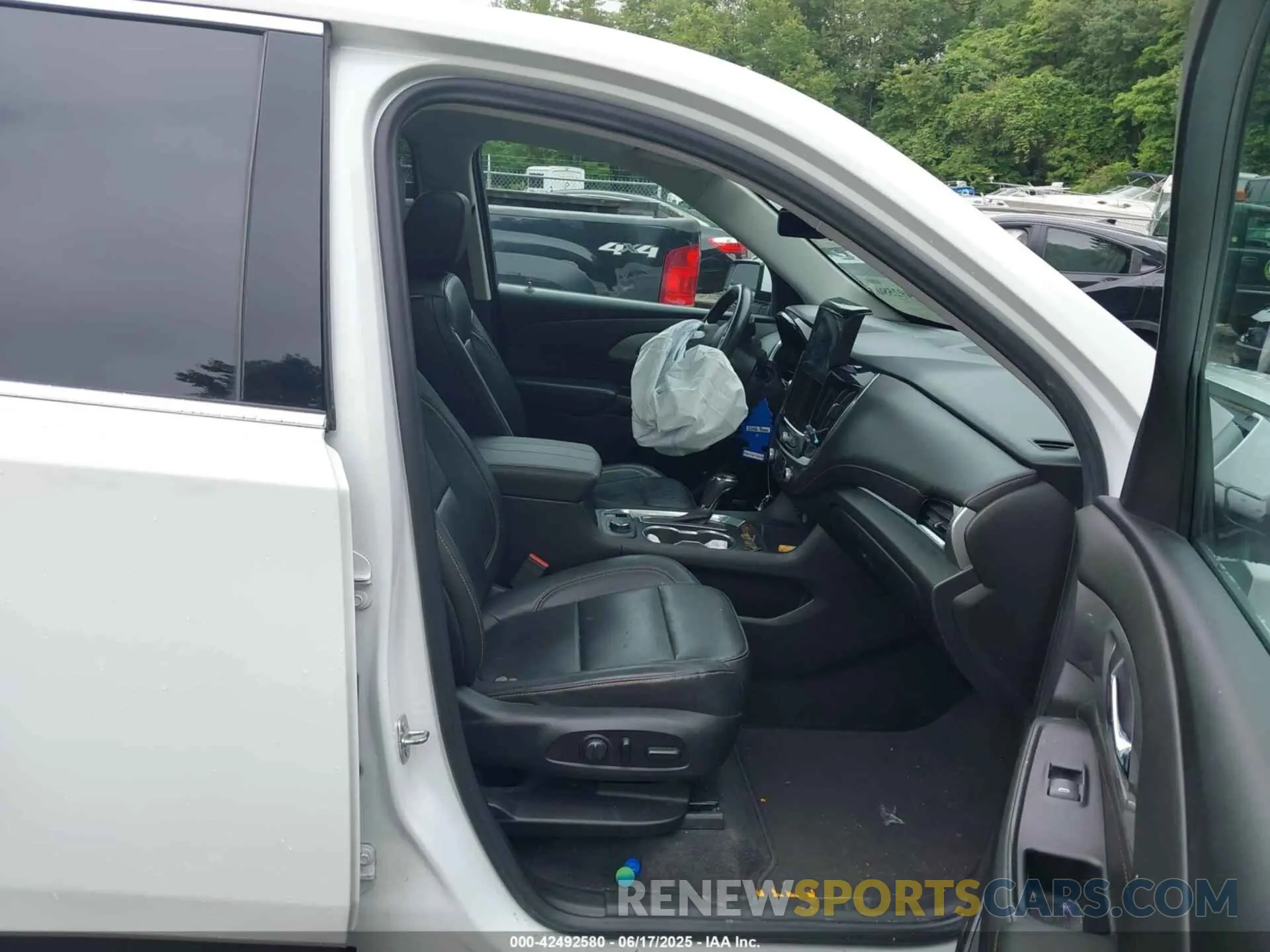 5 Photograph of a damaged car 1GNEVHKW8LJ156087 CHEVROLET TRAVERSE 2020