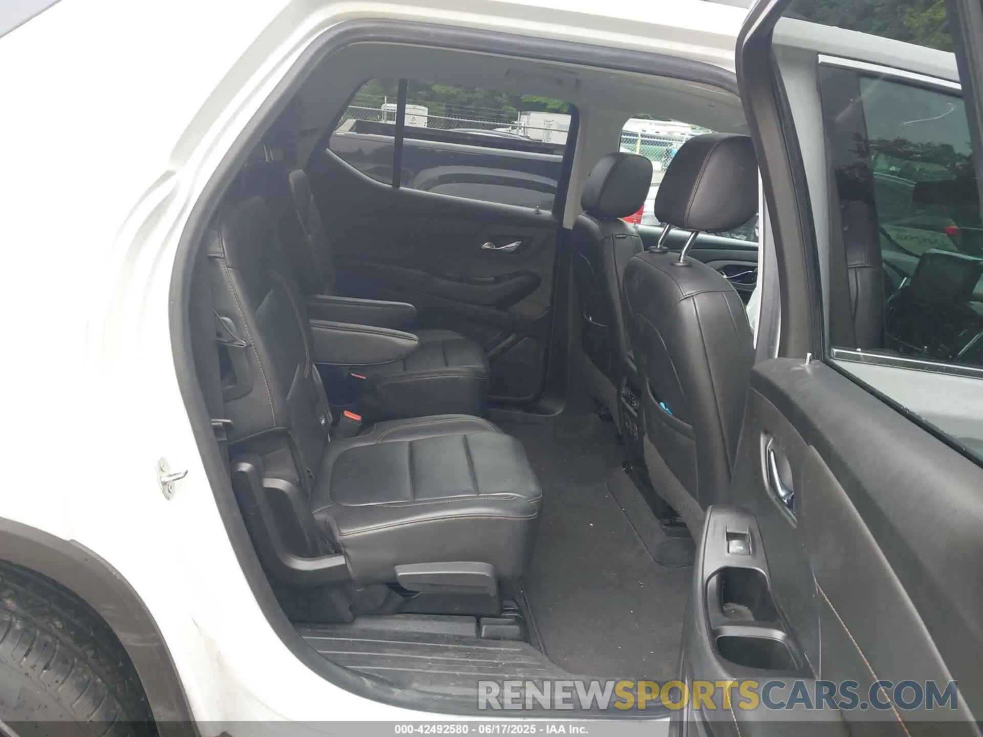 8 Photograph of a damaged car 1GNEVHKW8LJ156087 CHEVROLET TRAVERSE 2020