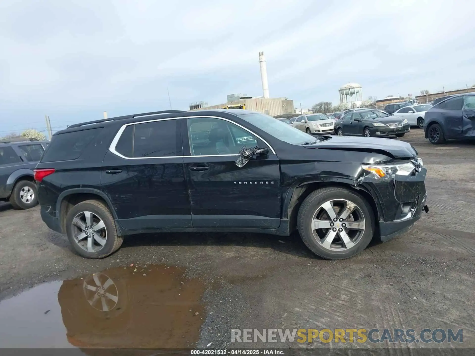 13 Photograph of a damaged car 1GNEVHKW8LJ238661 CHEVROLET TRAVERSE 2020