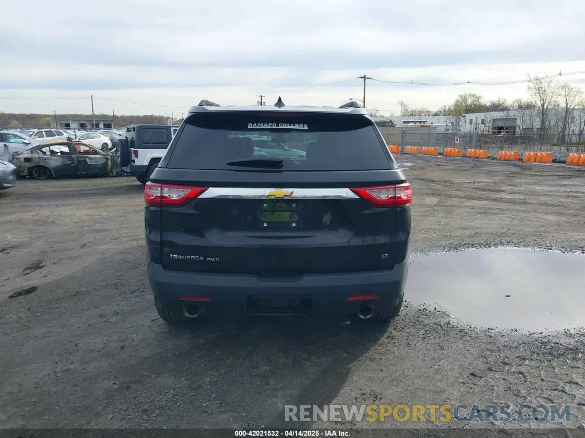 16 Photograph of a damaged car 1GNEVHKW8LJ238661 CHEVROLET TRAVERSE 2020