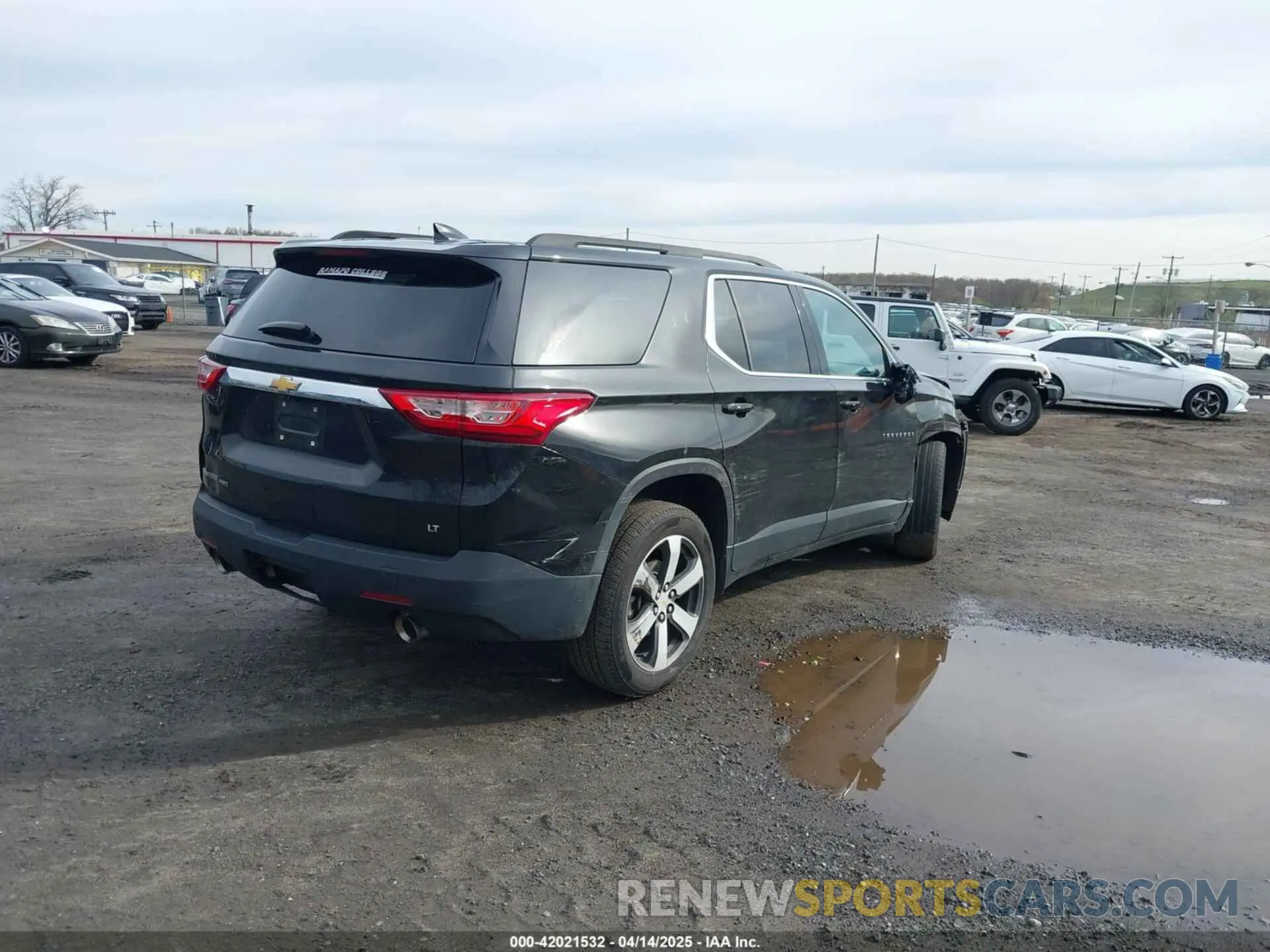 4 Photograph of a damaged car 1GNEVHKW8LJ238661 CHEVROLET TRAVERSE 2020
