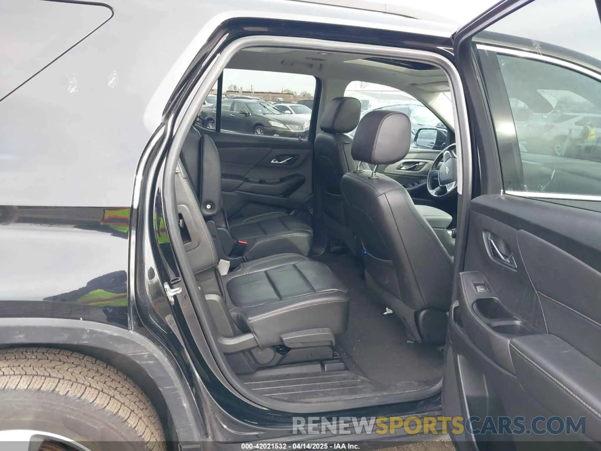 8 Photograph of a damaged car 1GNEVHKW8LJ238661 CHEVROLET TRAVERSE 2020