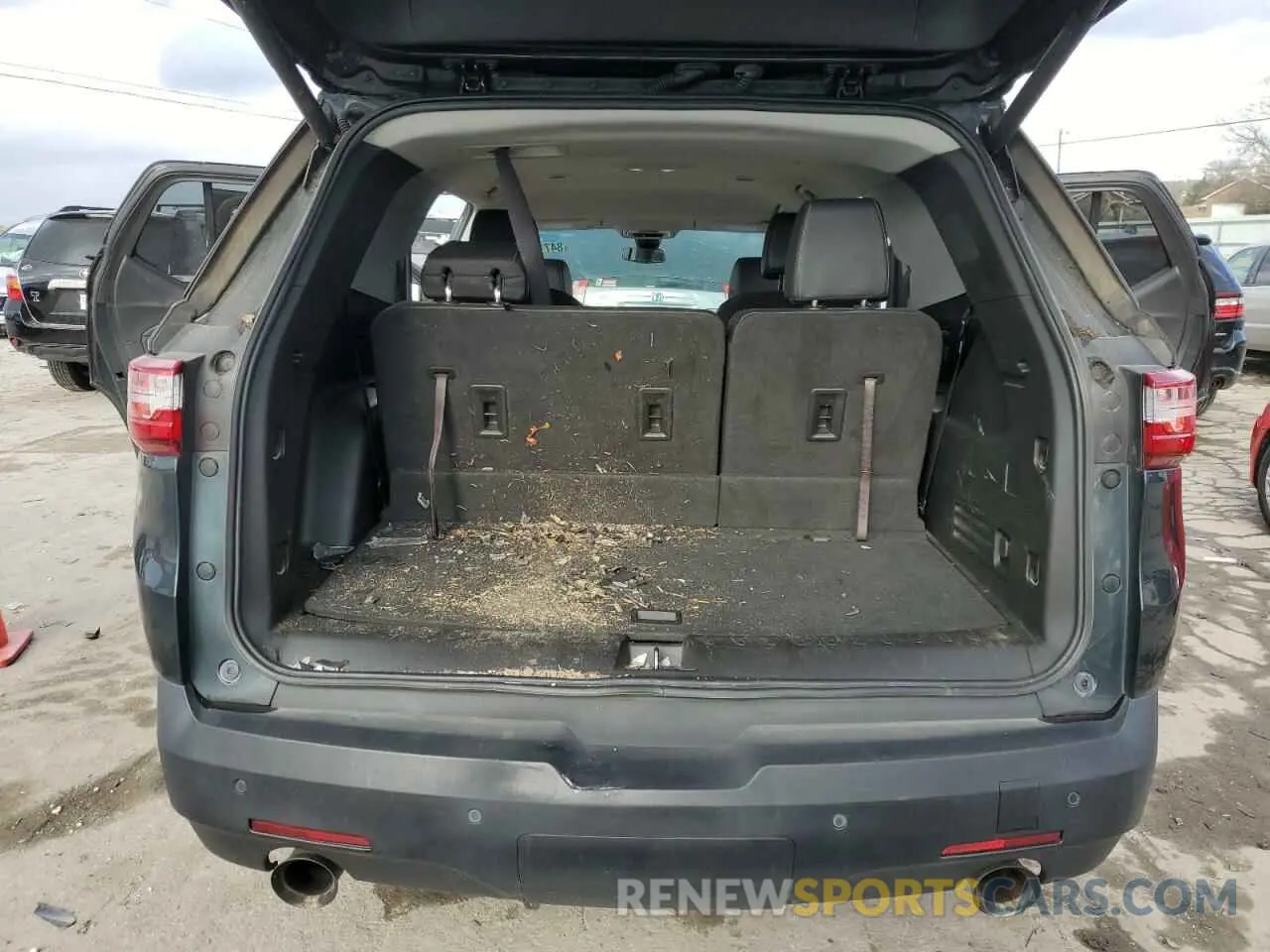 13 Photograph of a damaged car 1GNEVHKW9LJ134633 CHEVROLET TRAVERSE 2020