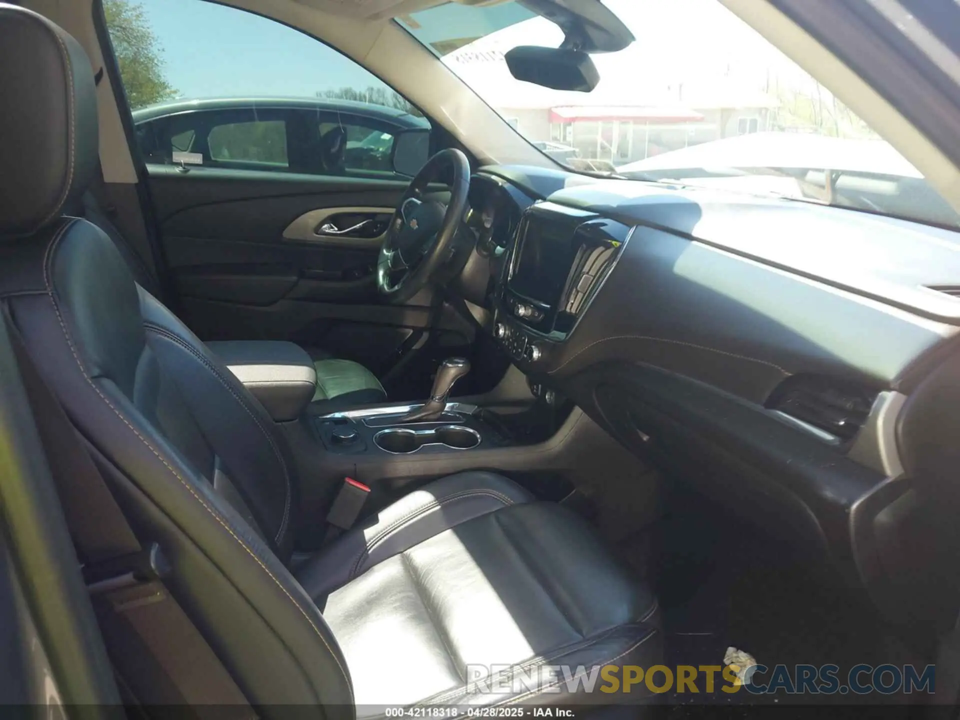 5 Photograph of a damaged car 1GNEVHKWXLJ185400 CHEVROLET TRAVERSE 2020
