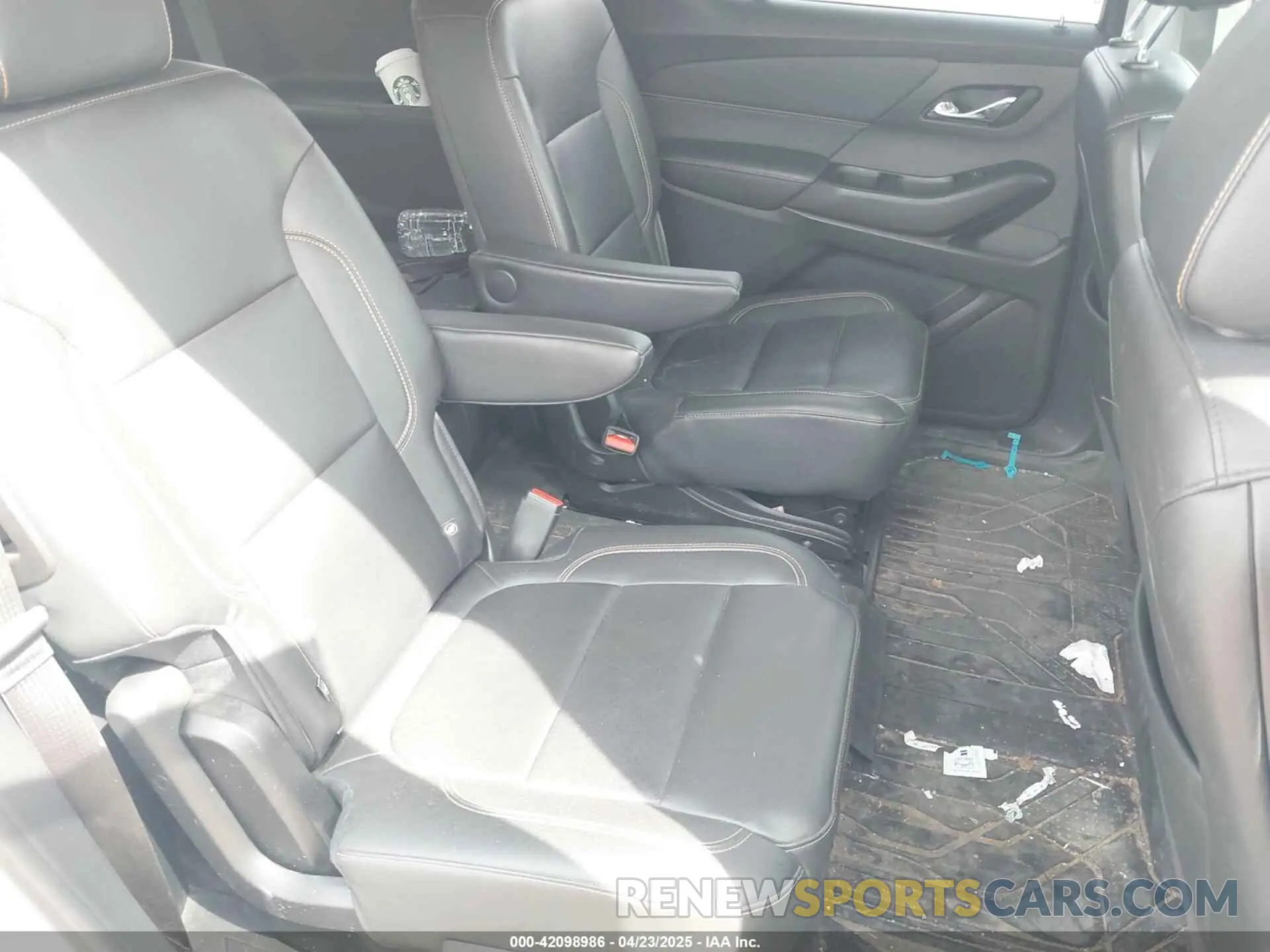 19 Photograph of a damaged car 1GNEVJKW4LJ284236 CHEVROLET TRAVERSE 2020