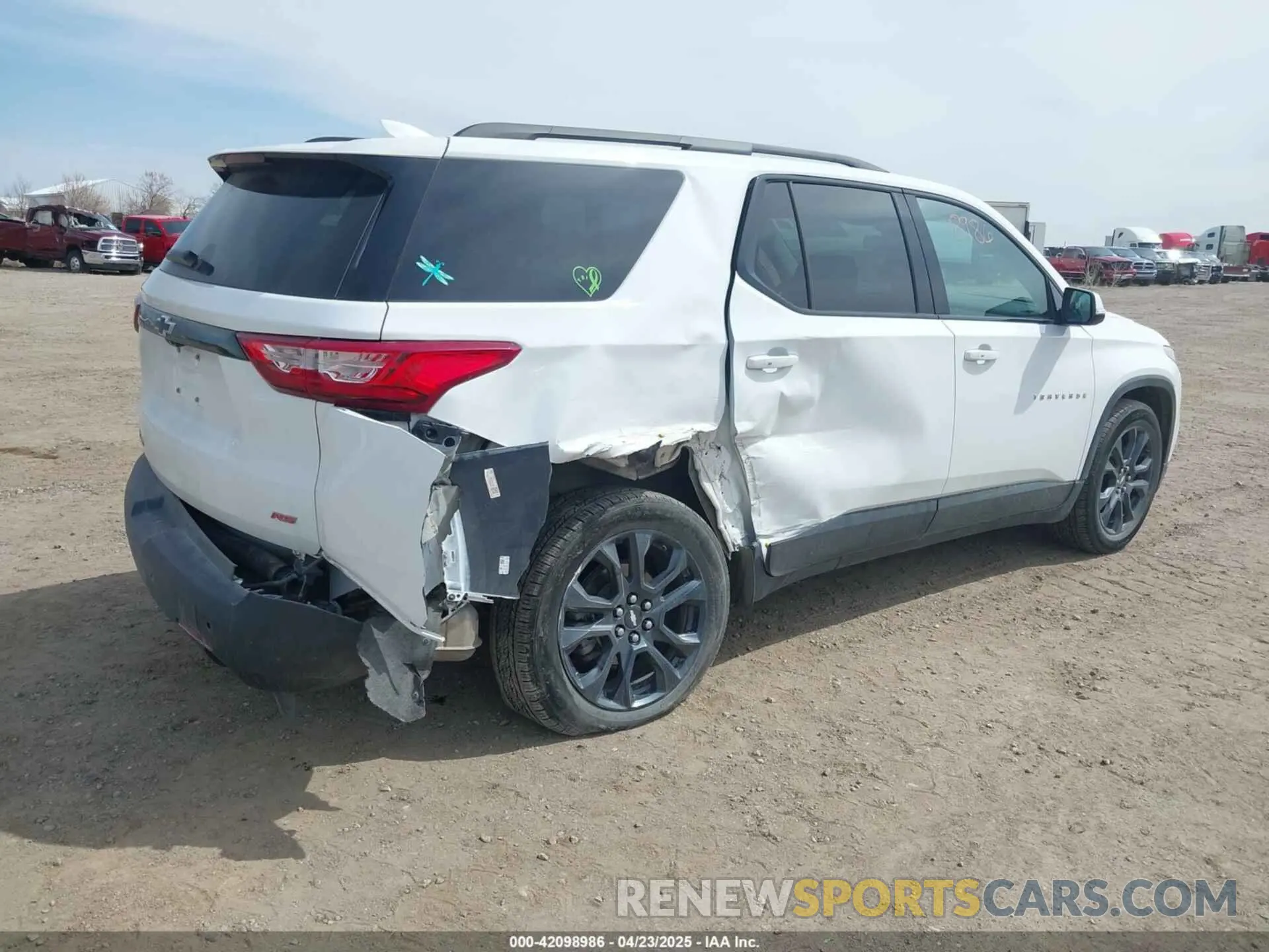 4 Photograph of a damaged car 1GNEVJKW4LJ284236 CHEVROLET TRAVERSE 2020