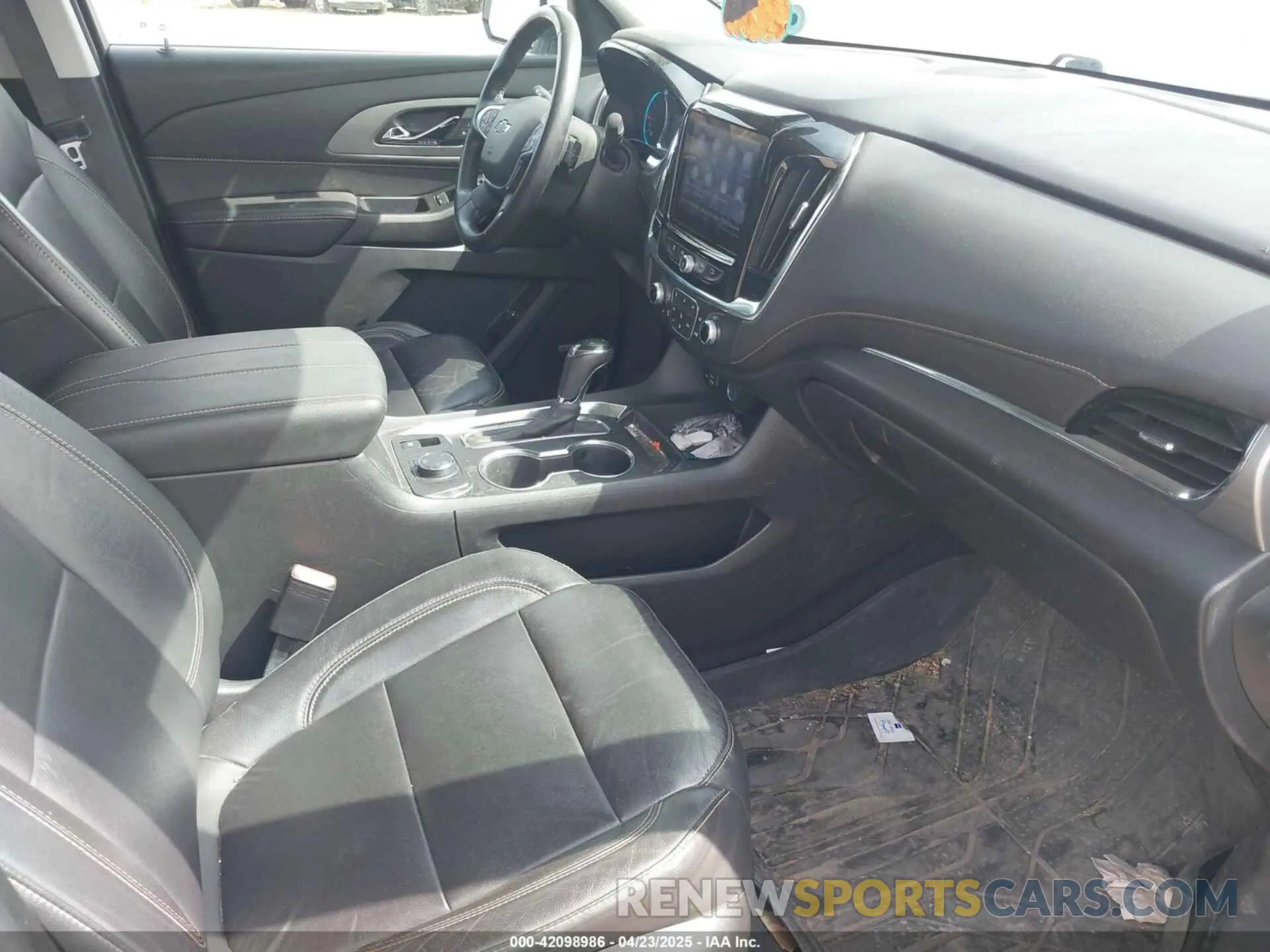5 Photograph of a damaged car 1GNEVJKW4LJ284236 CHEVROLET TRAVERSE 2020