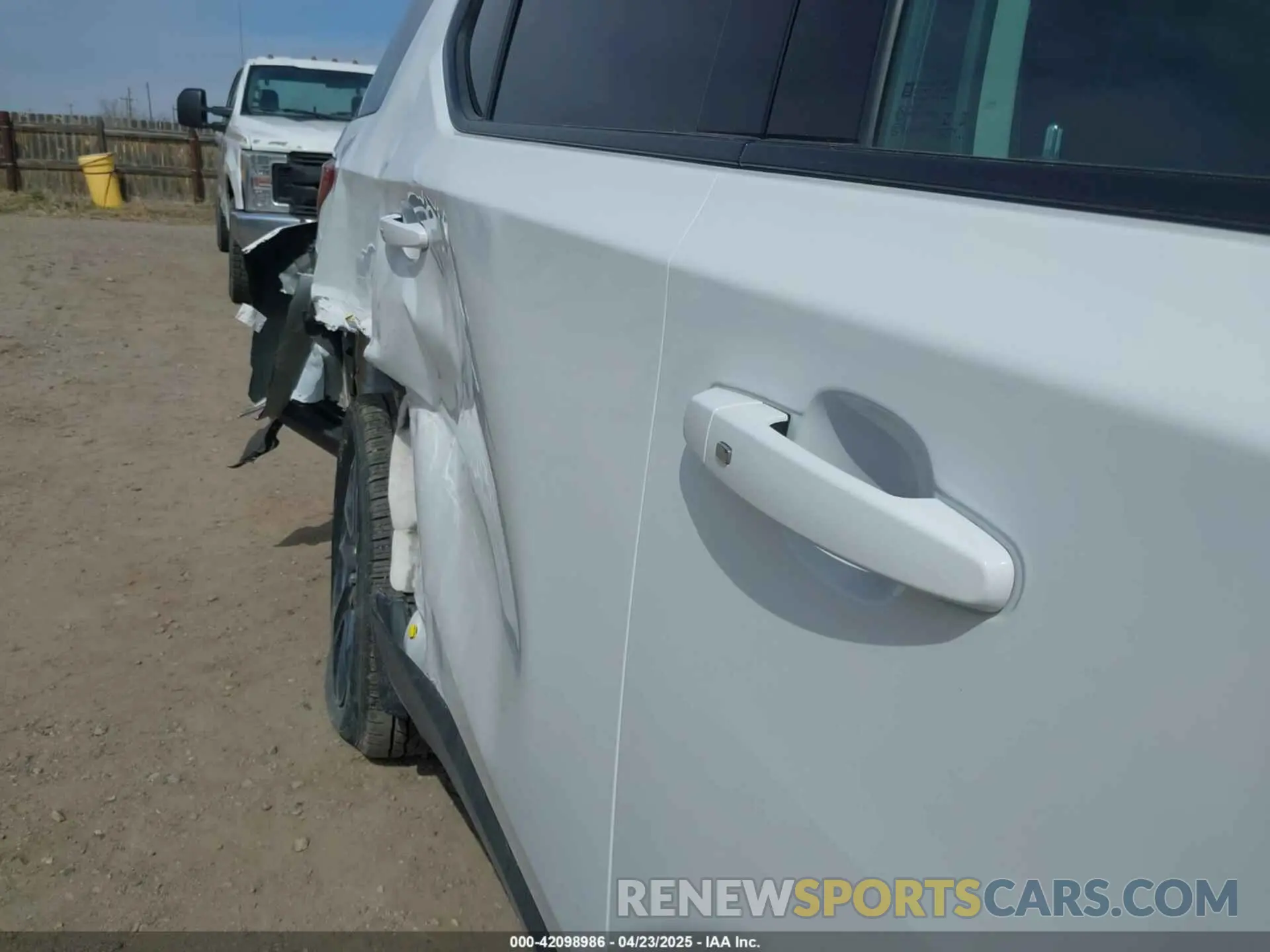 6 Photograph of a damaged car 1GNEVJKW4LJ284236 CHEVROLET TRAVERSE 2020
