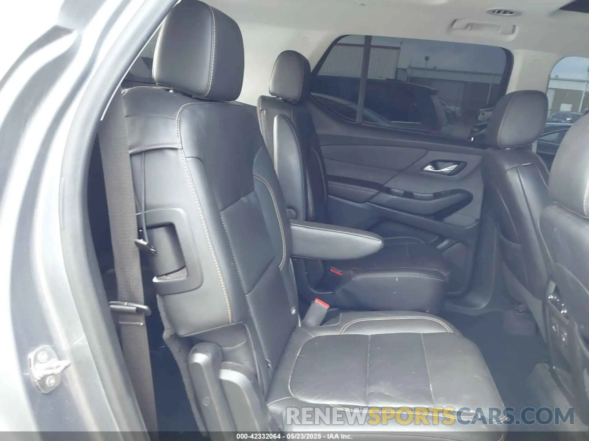 8 Photograph of a damaged car 1GNEVJKW6LJ287073 CHEVROLET TRAVERSE 2020