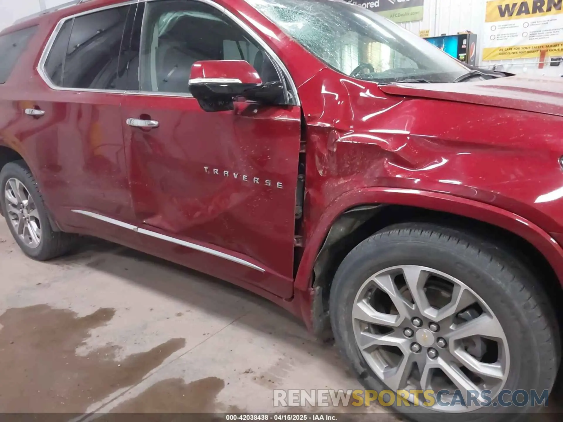 6 Photograph of a damaged car 1GNEVKKW1LJ222041 CHEVROLET TRAVERSE 2020