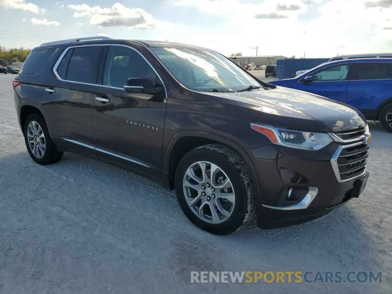 4 Photograph of a damaged car 1GNEVKKW5LJ161115 CHEVROLET TRAVERSE 2020