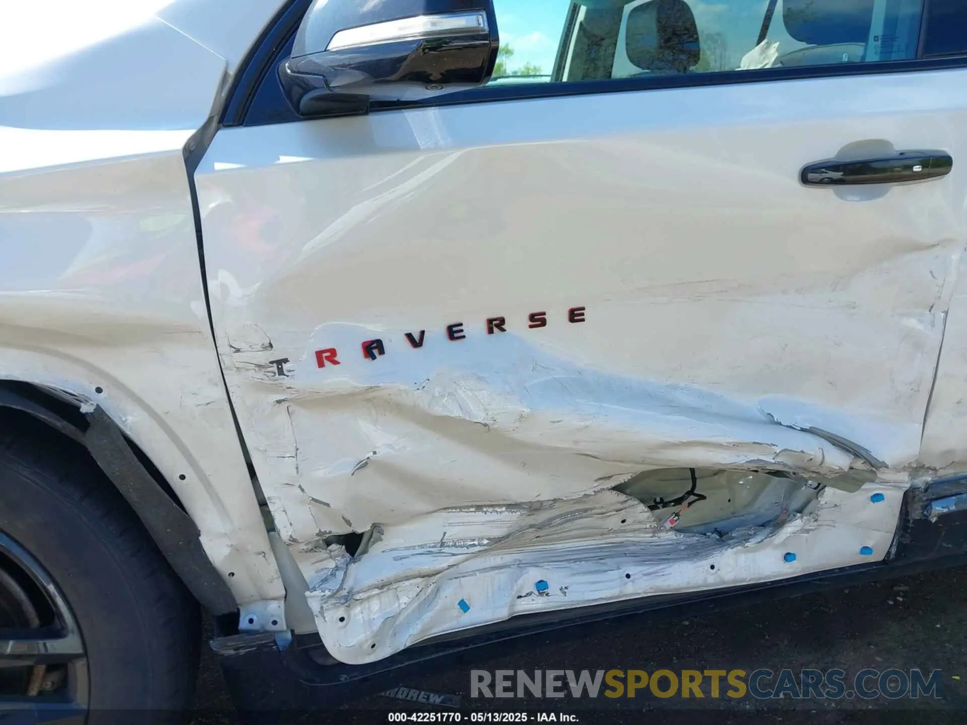6 Photograph of a damaged car 1GNEVKKW7LJ115057 CHEVROLET TRAVERSE 2020