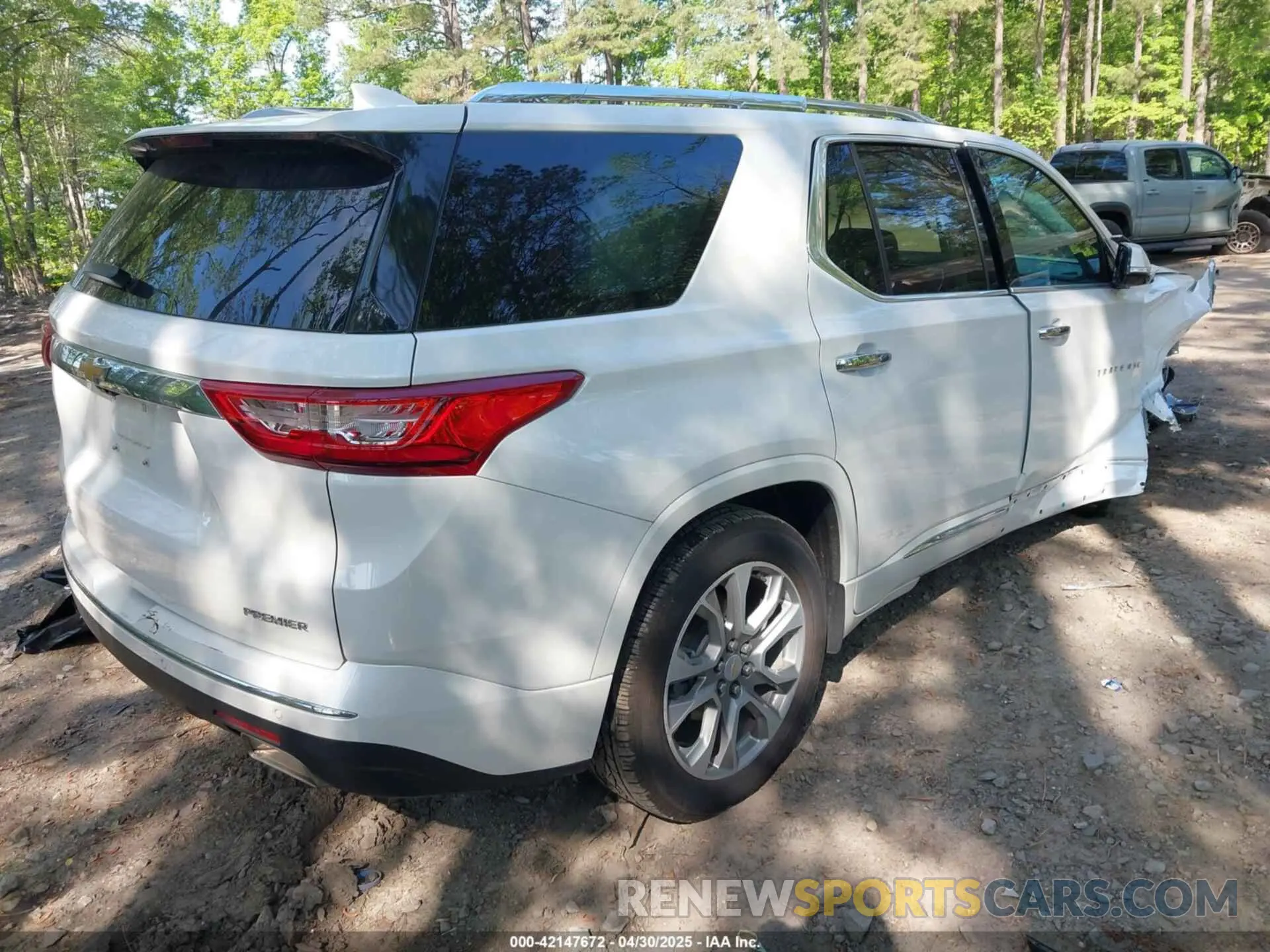 4 Photograph of a damaged car 1GNEVKKW7LJ268408 CHEVROLET TRAVERSE 2020