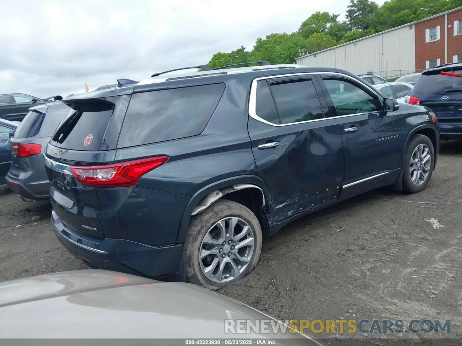 4 Photograph of a damaged car 1GNEVKKW8LJ274282 CHEVROLET TRAVERSE 2020