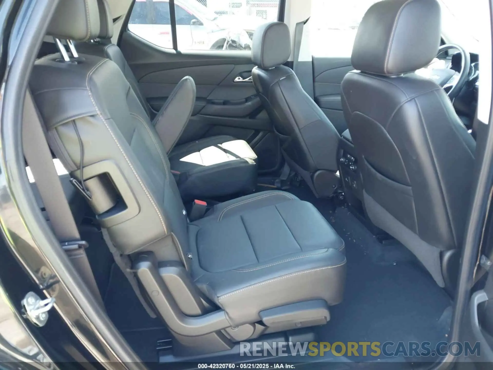 8 Photograph of a damaged car 1GNEVKKW9LJ315230 CHEVROLET TRAVERSE 2020