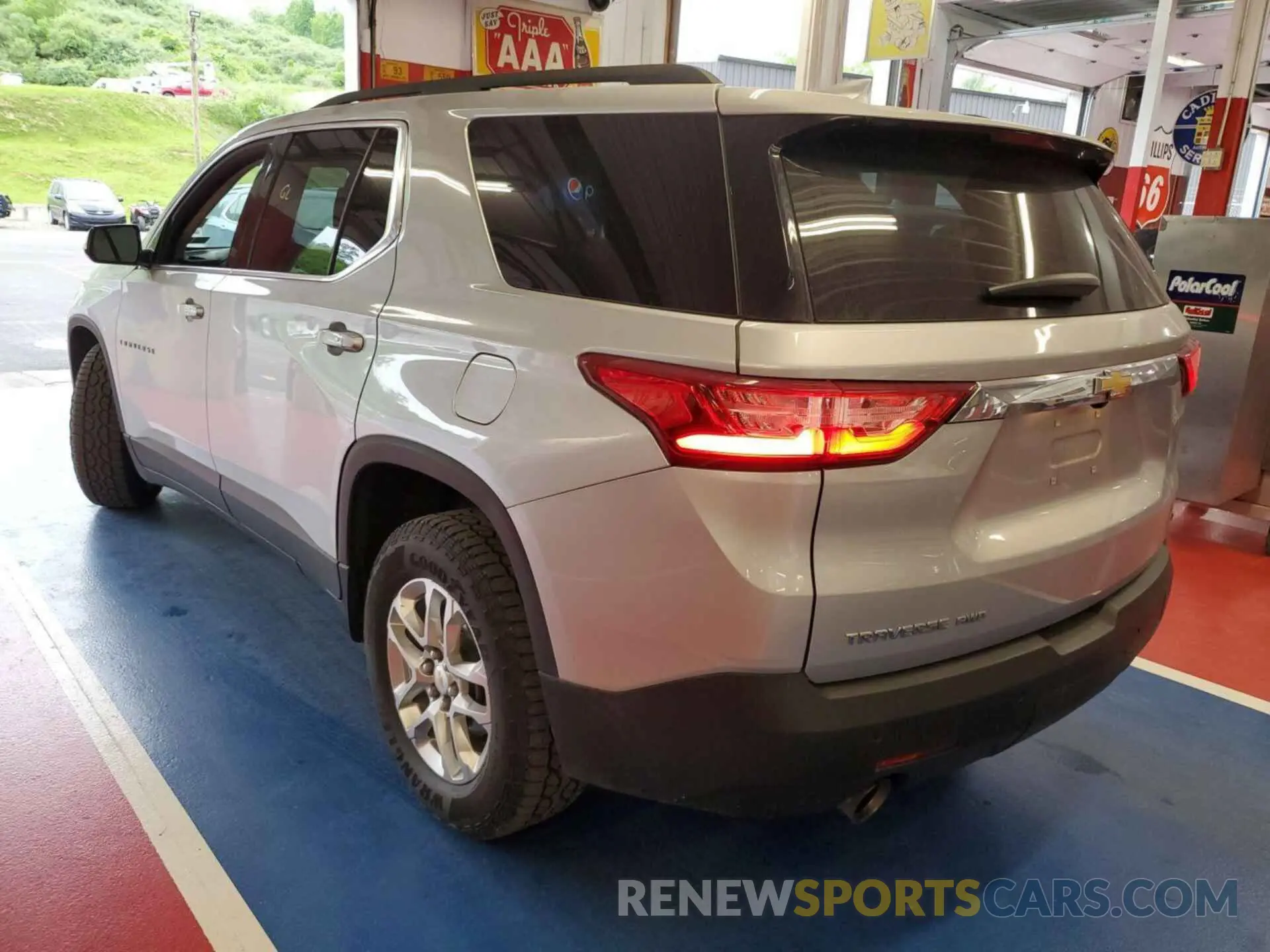 5 Photograph of a damaged car 1GNEVMKW6LJ295028 CHEVROLET TRAVERSE 2020